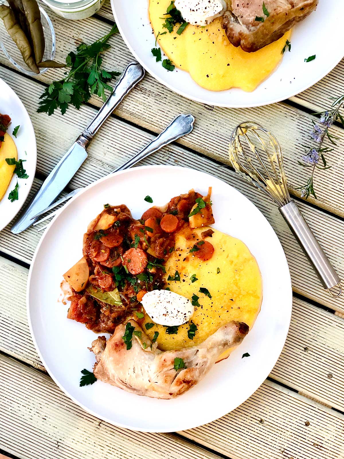 Chicken with garlic, vegetable tomato sauce and polenta