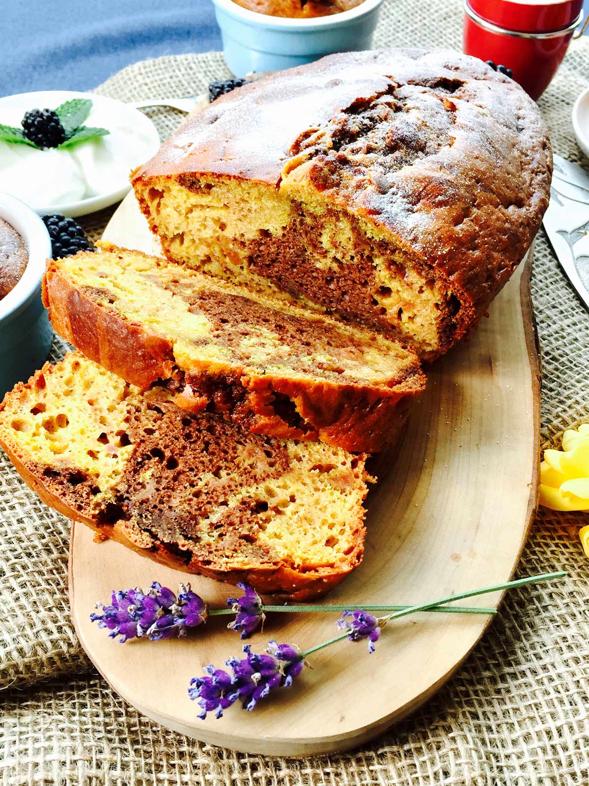 Marble cake with cacao and turmeric