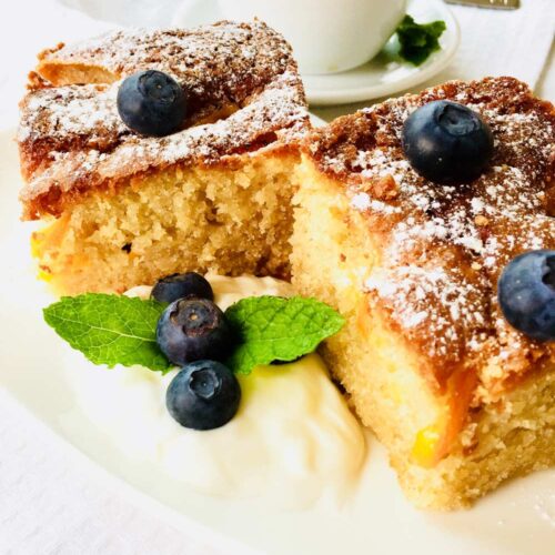 Some gluten free cake with almond and peaches.