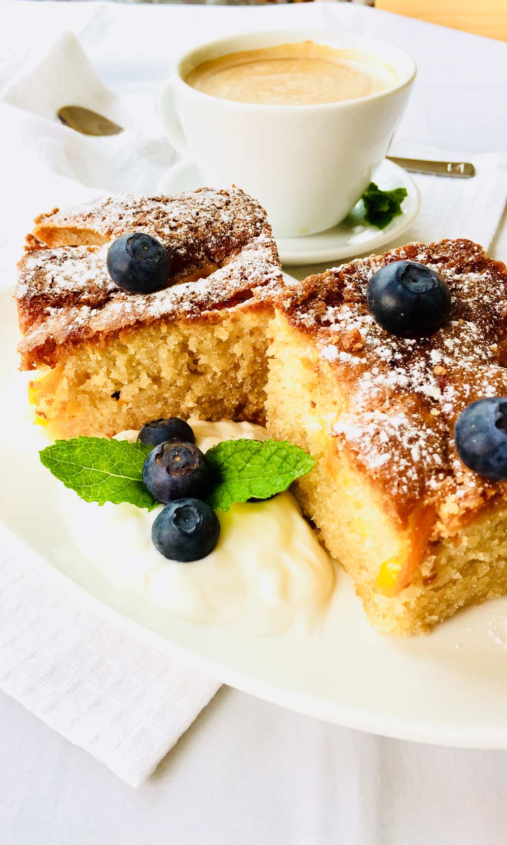 Some gluten free cake with almond and peaches.