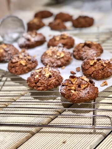 Pecan cookies with rye and barley flakes recipe