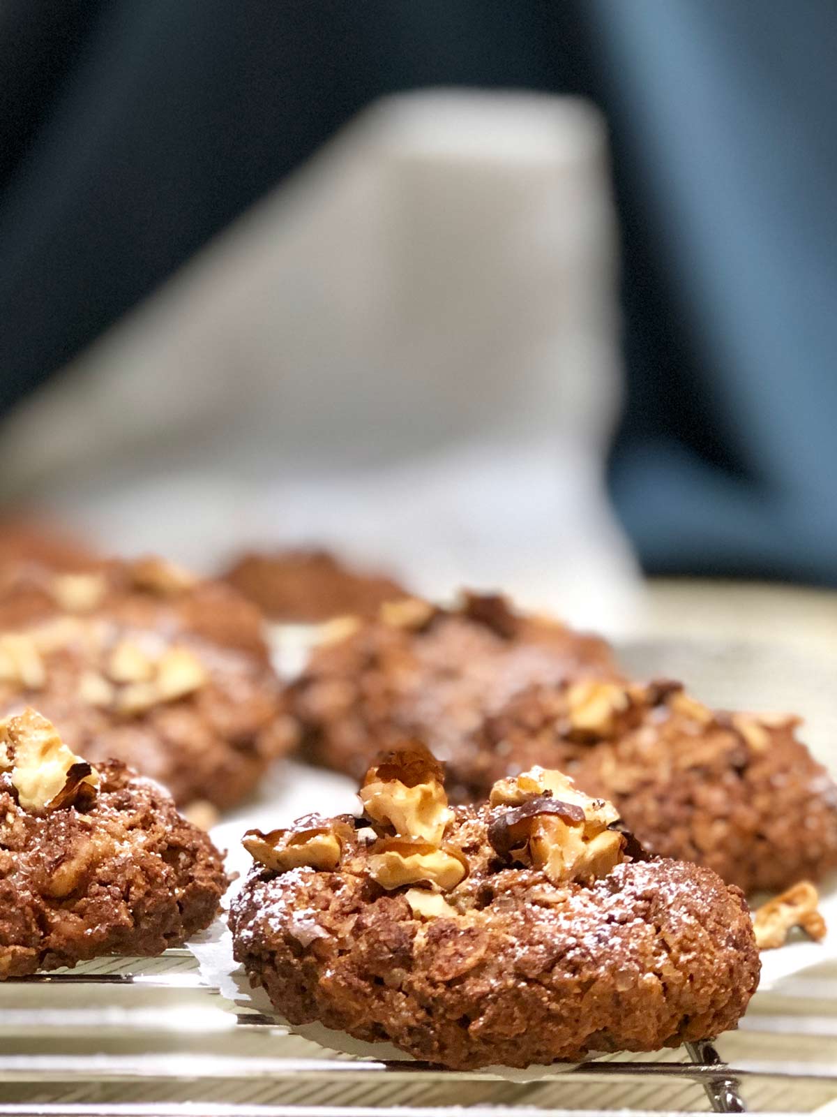 Pecan cookies with rye and barley flakes