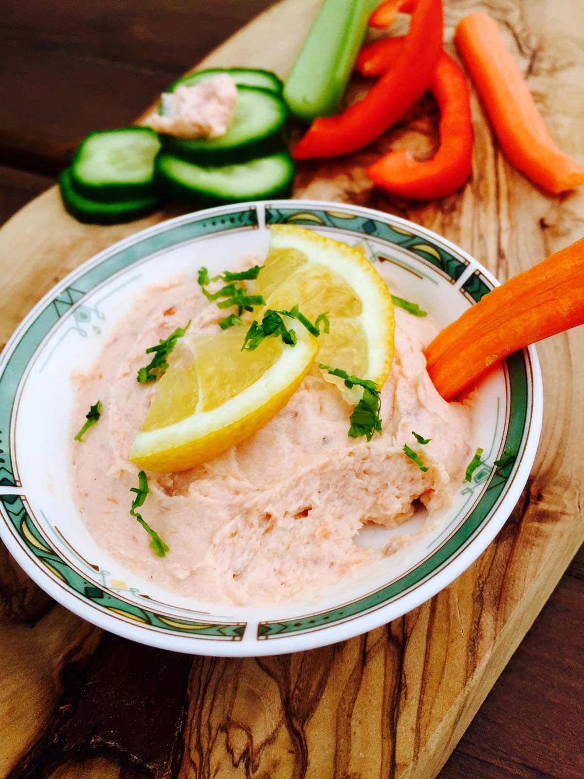 Refreshing salmon pâté with crudities