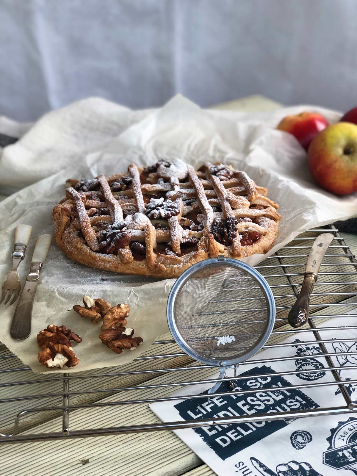 apple and walnut pizza