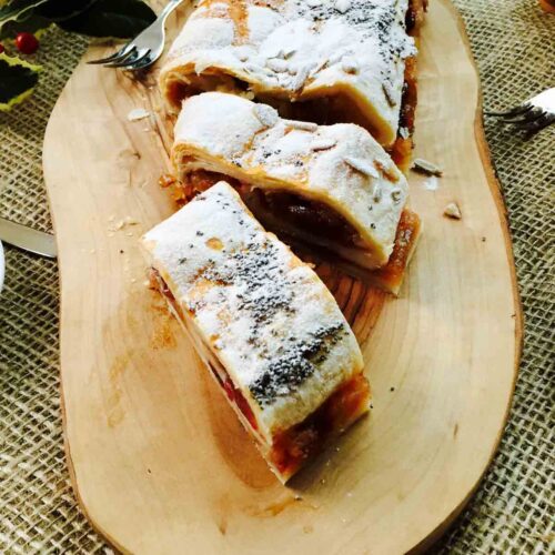 Some slices of delicious apple strudel (roulade).