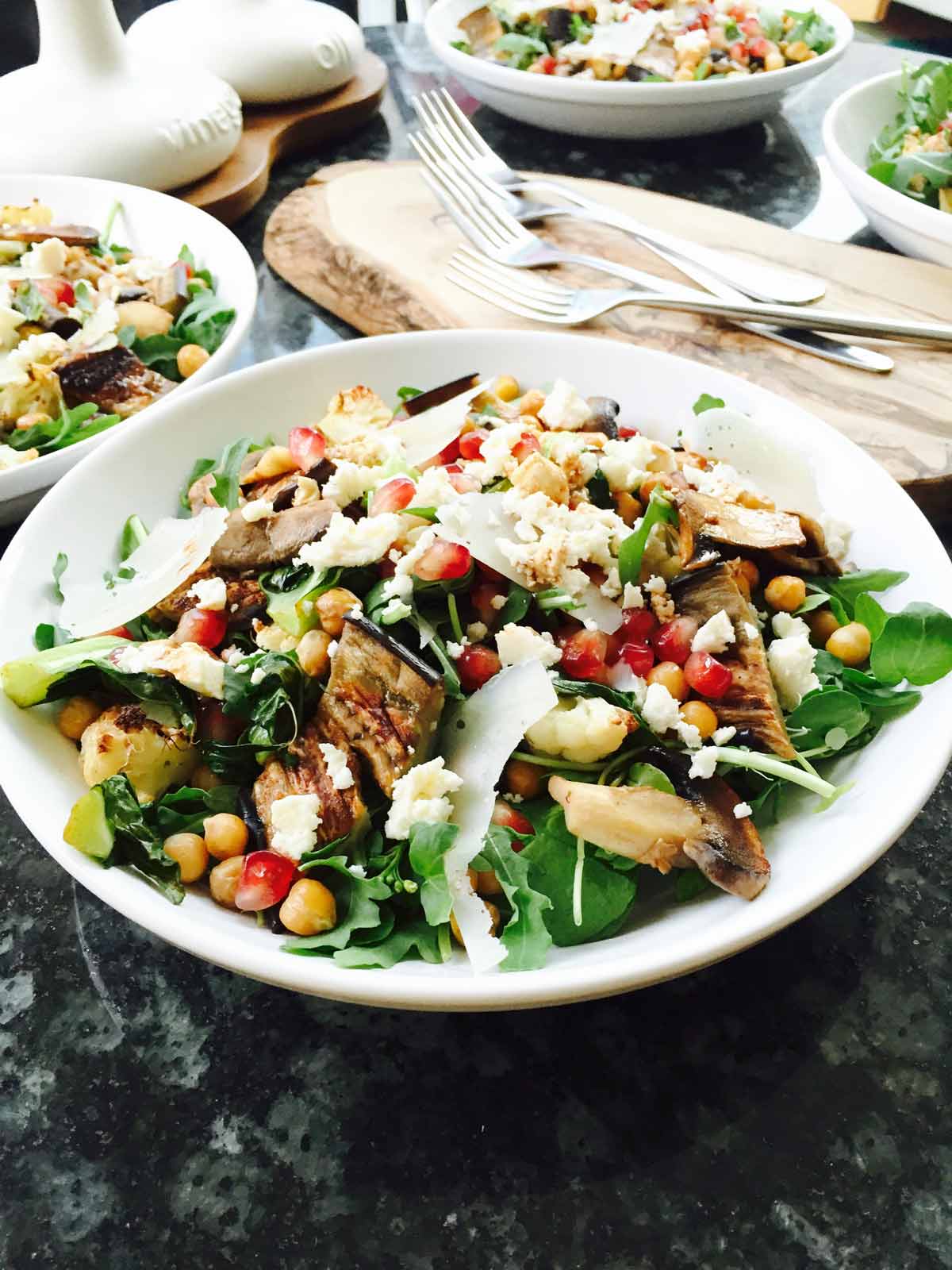 Enjoy this nutritious cauliflower, aubergine and chickpeas salad, a 'customizable' treat that will brighten your day.