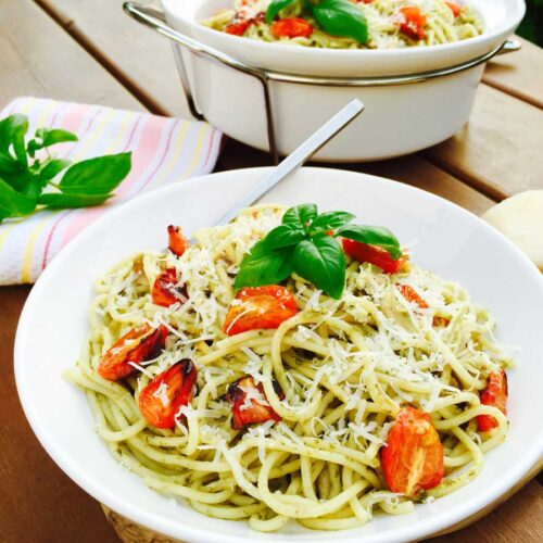 This "chicken, roast tomatoes & homemade pesto pasta" is a must-try recipe, a delightful and satisfying dish for all ages.