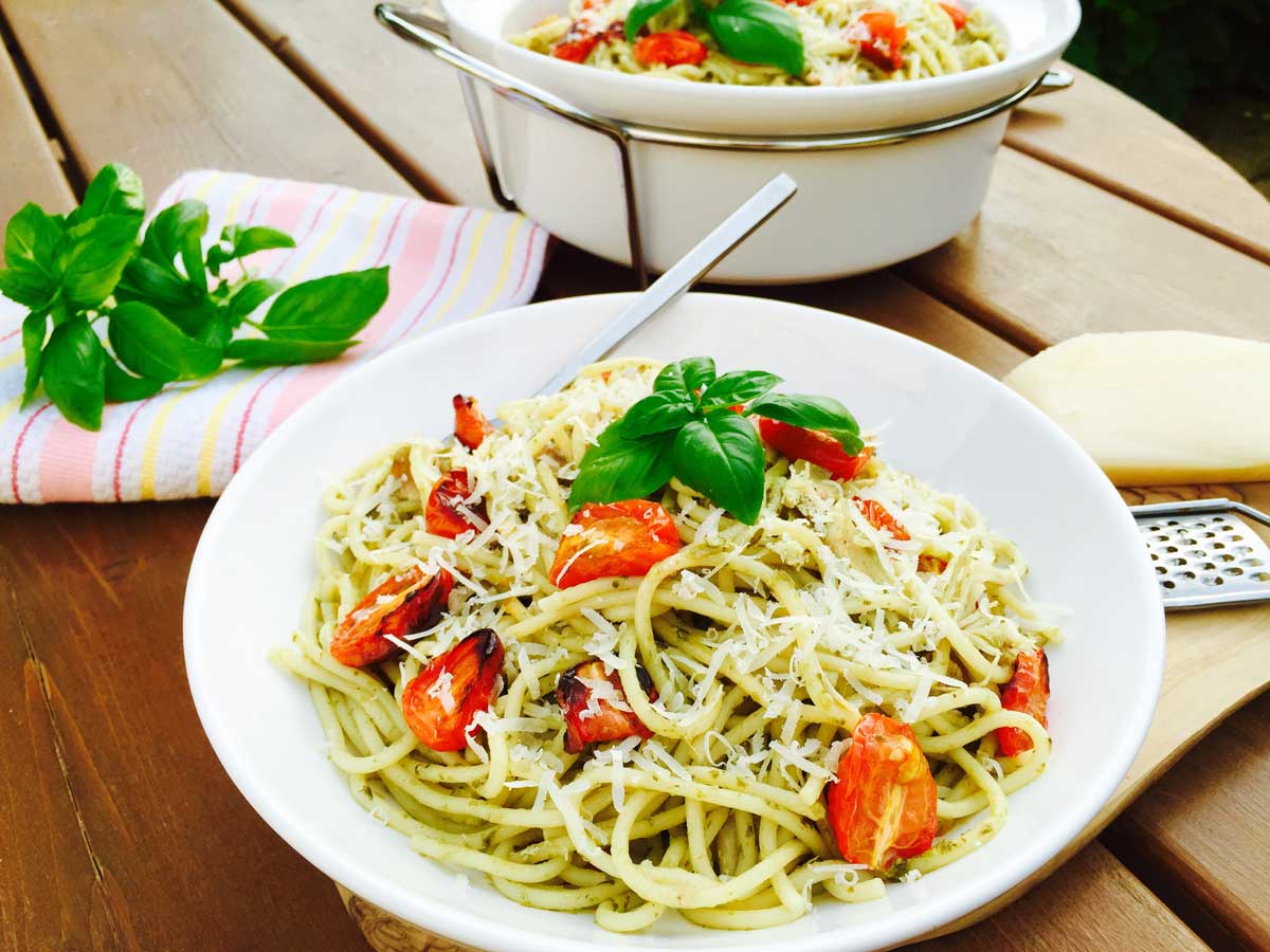 This "chicken, roast tomatoes & homemade pesto pasta" is a must-try recipe, a delightful and satisfying dish for all ages.