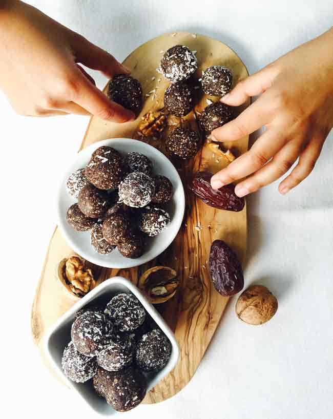 Sharing date & walnut snack balls