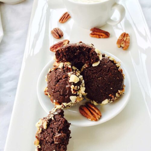 These flaxseed, cacao and pecan nuts cookies are a gluten-free sweet and healthy dessert treat, suitable for all ages.