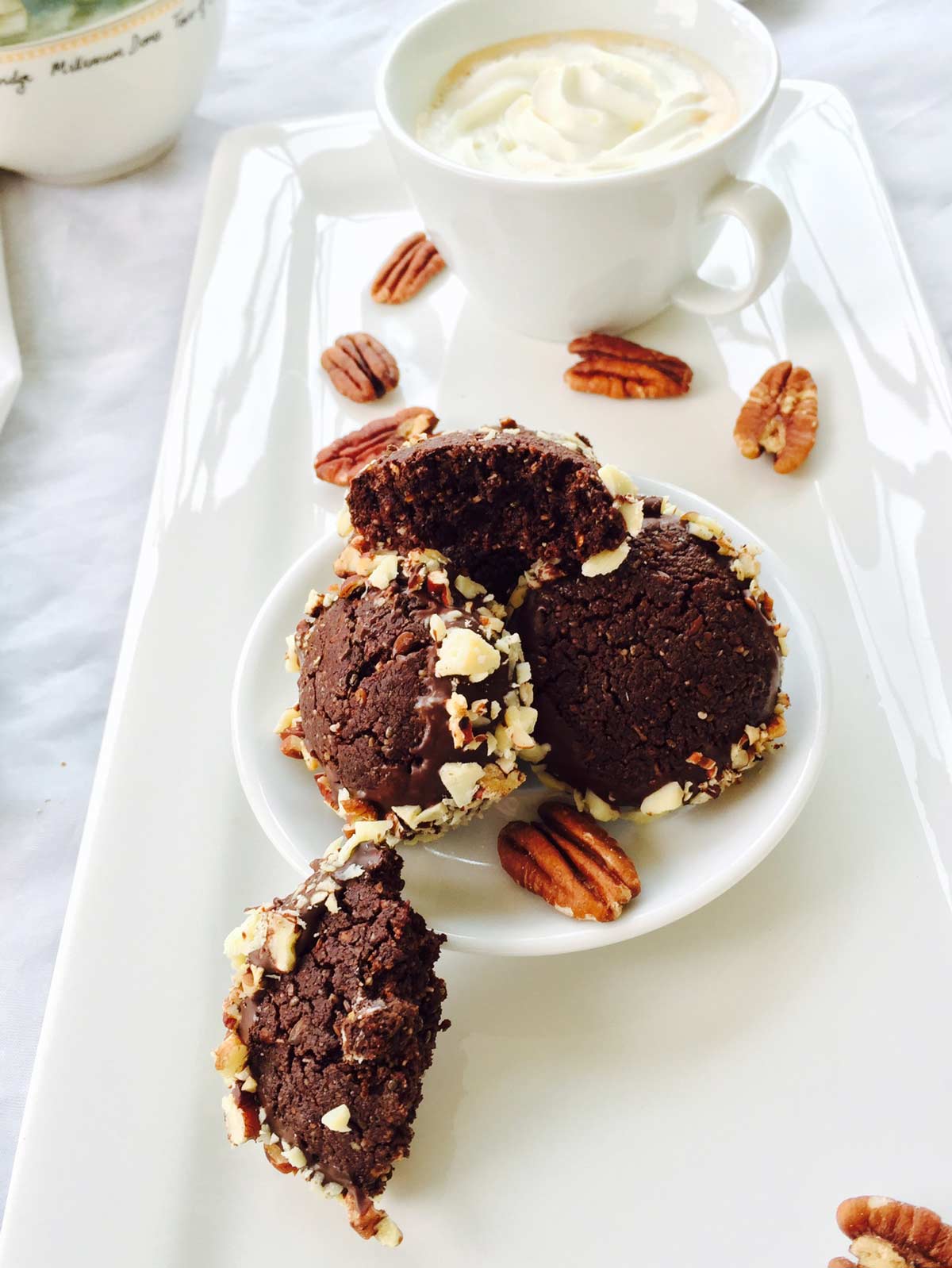 These flaxseed, cacao and pecan nuts cookies are a gluten-free sweet and healthy dessert treat, suitable for all ages.