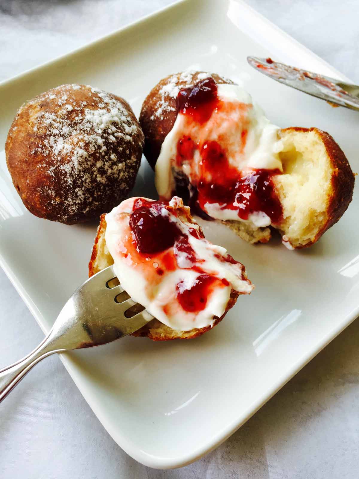 These jammy doughnuts are a simple and delicious treat to spruce up your day, sweet and easy to prepare desserts, no matter the occasion.