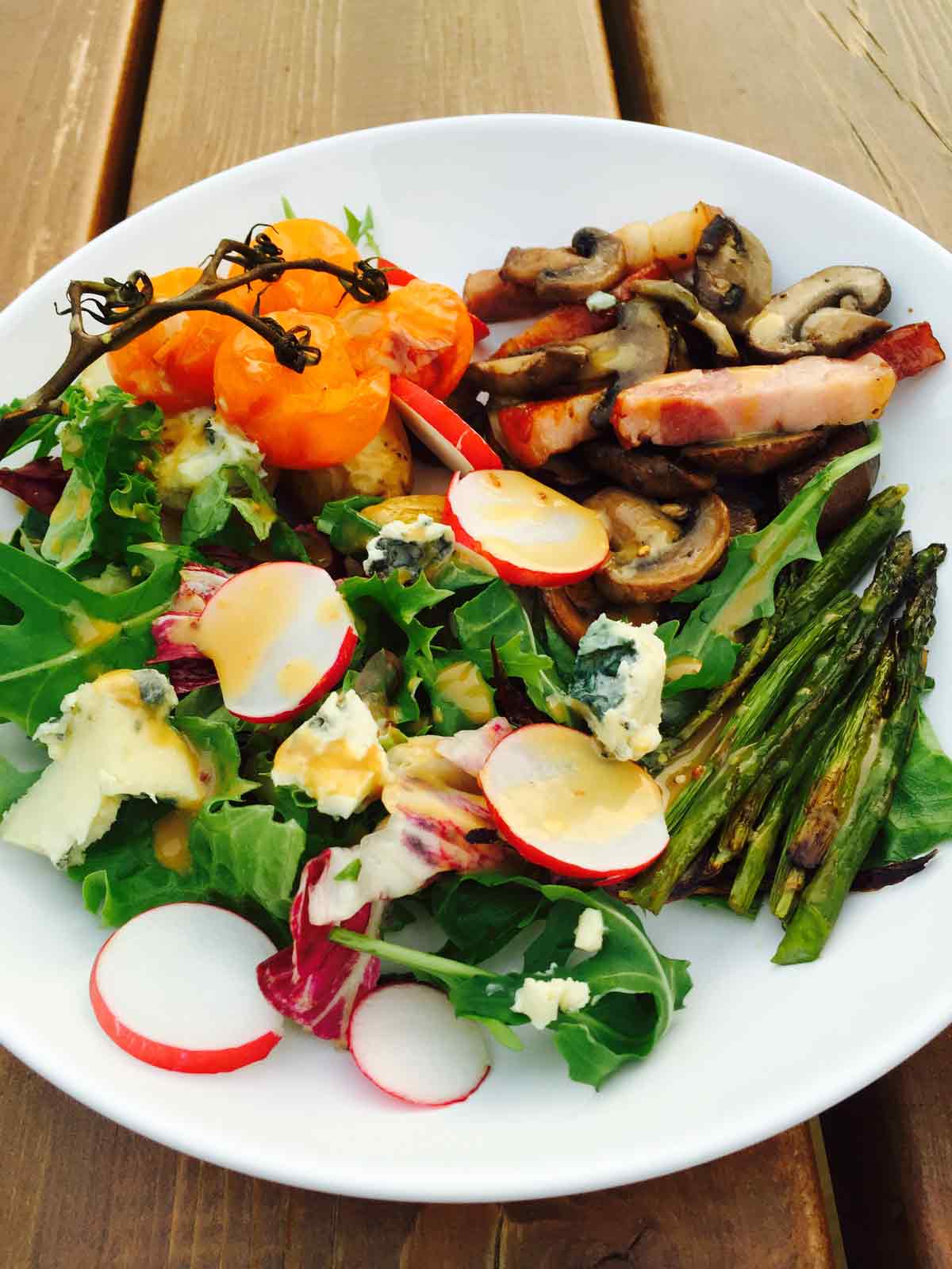 Asparagus, potatoes, mushrooms, bacon! What a superb combination! Give this potato and roast asparagus salad a shot.