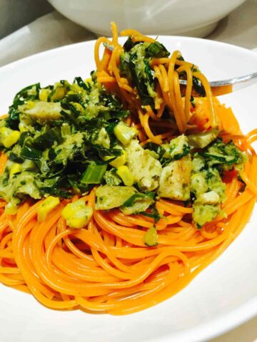 This quinoa pasta with courgette and pesto sauce is a true delight, a light dish with mild and tasty ingredients.