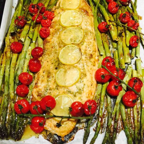 This salmon pesto and asparagus bake is a great dish idea for parties, absolutely fast to prepare and delicious.