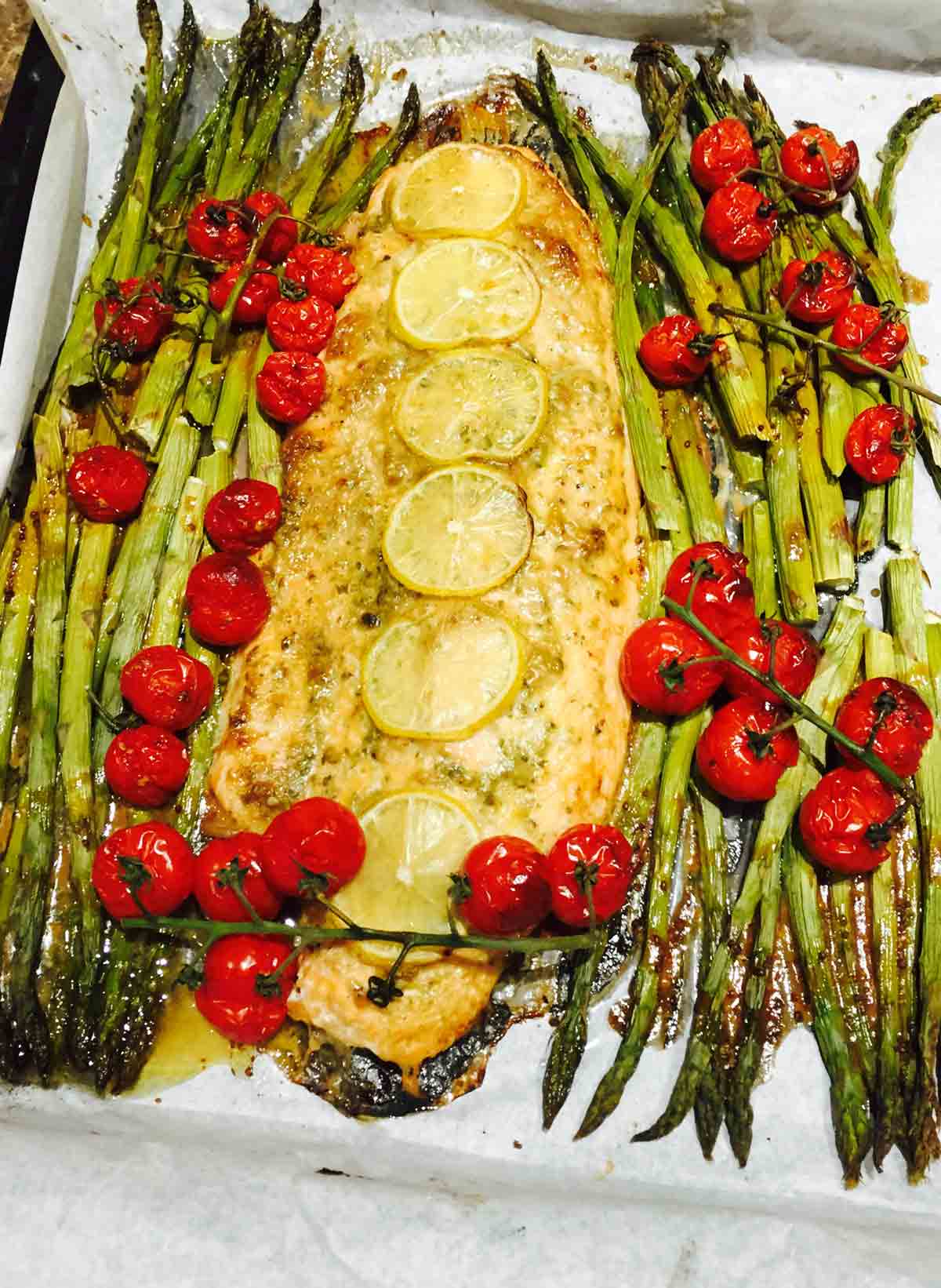 This salmon pesto and asparagus bake is a great dish idea for parties, absolutely fast to prepare and delicious.